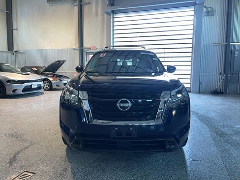 Used 2023 Nissan Pathfinder SV image 2