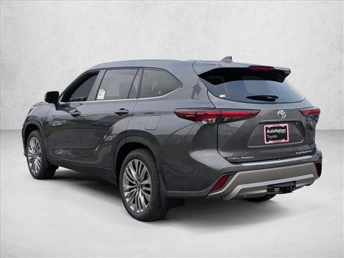New 2025 Toyota Highlander Platinum image 3