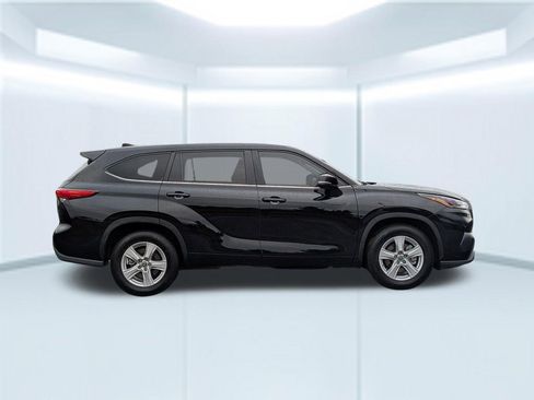 Used 2023 Toyota Highlander LE FWD image 6