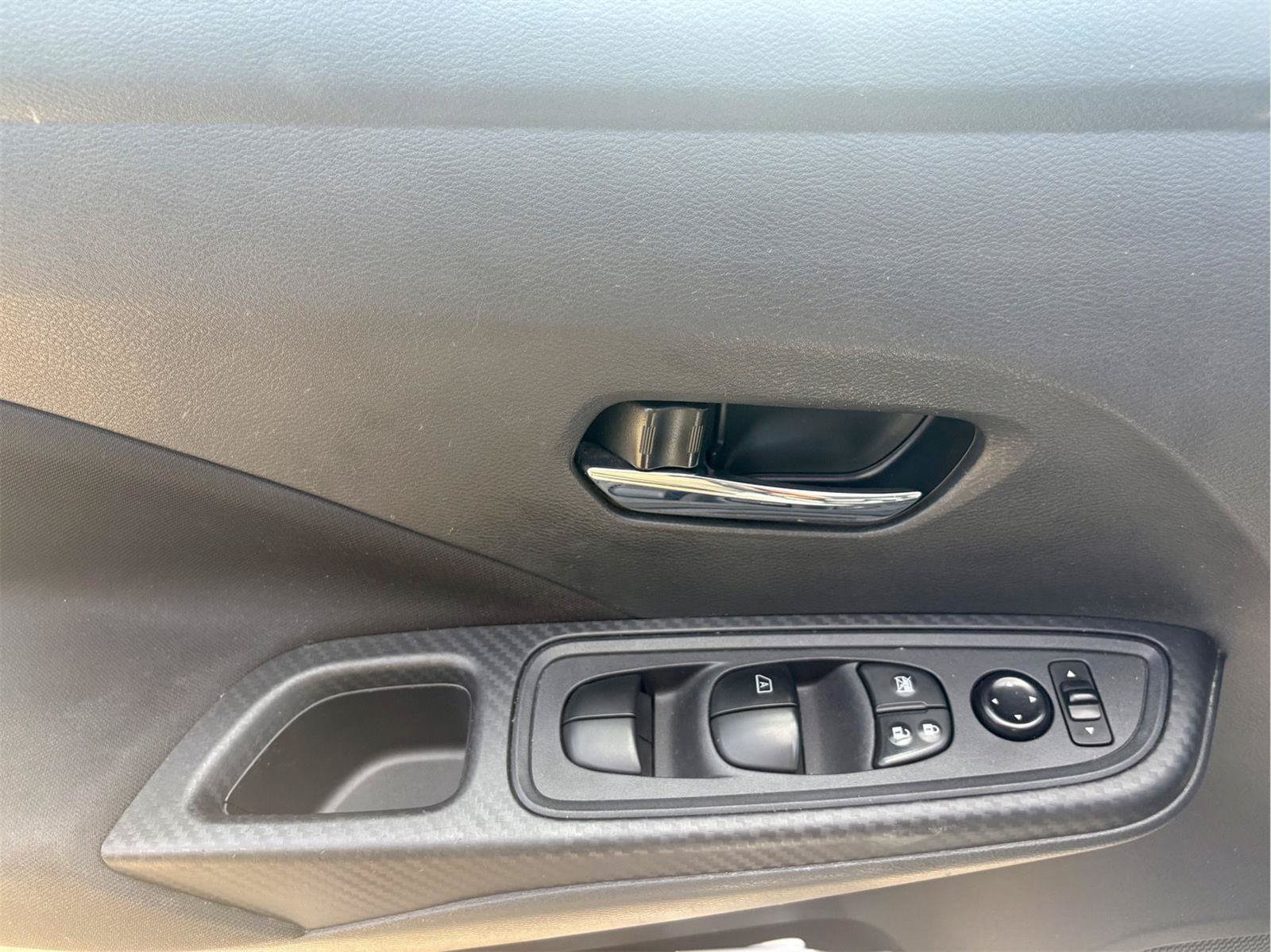 Used 2022 Nissan Versa SV FWD image 14