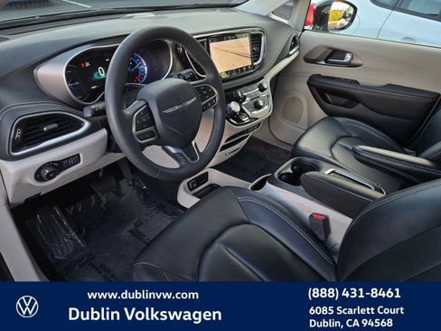 Used 2024 Chrysler Pacifica Select image 9