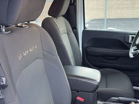 Used 2019 Jeep Wrangler Unlimited Sahara image 28