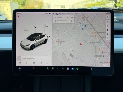 Used 2021 Tesla Model Y Long Range image 16