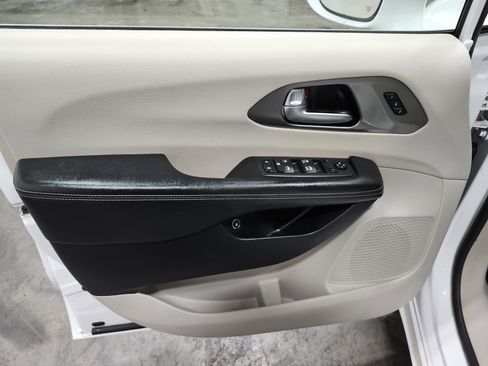 Used 2021 Chrysler Pacifica Touring-L image 27