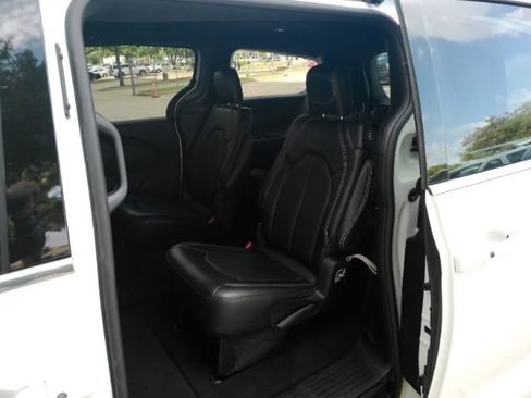 Used 2025 Chrysler Pacifica Select image 19