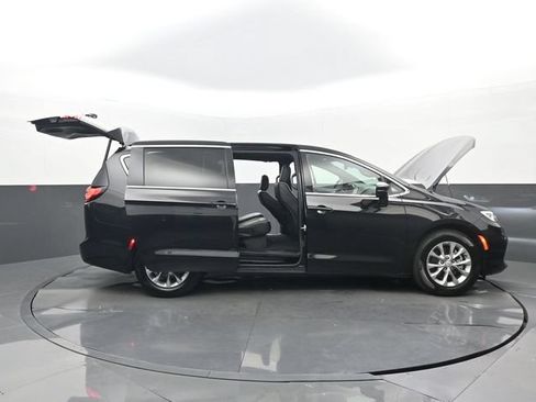 Used 2026 Chrysler Pacifica Limited FWD image 34
