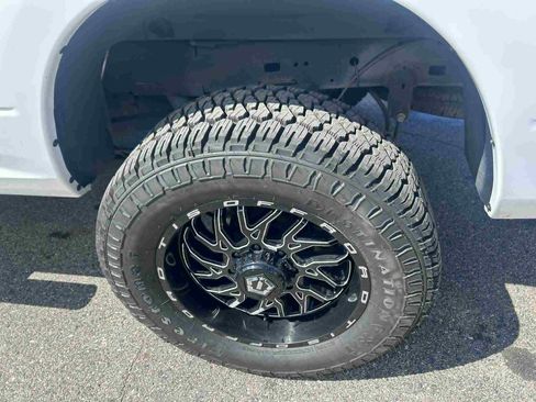 Used 2018 RAM 2500 SLT w/ Luxury Group image 16