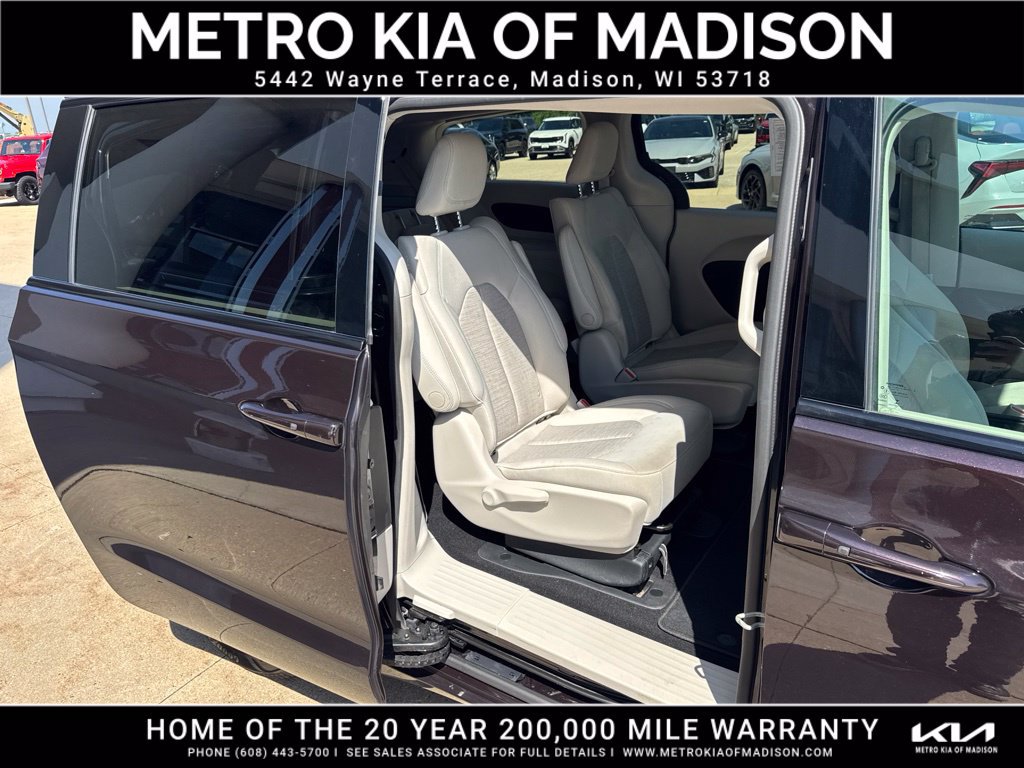 Used 2018 Chrysler Pacifica Touring Plus FWD image 41