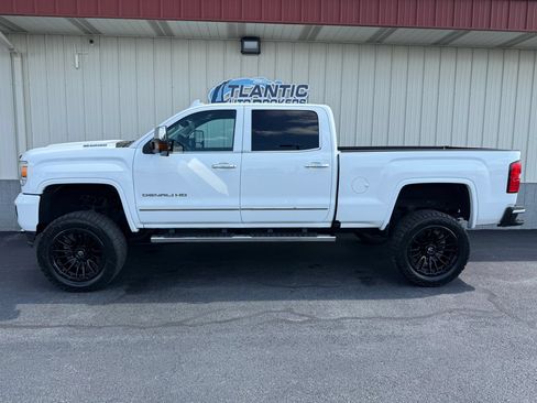 Used 2017 GMC Sierra 2500 Denali w/ Duramax Plus Package AWD/4WD image 2