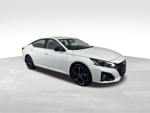 Used 2025 Nissan Altima 2.5 SR w/ SR Premium Package image 8