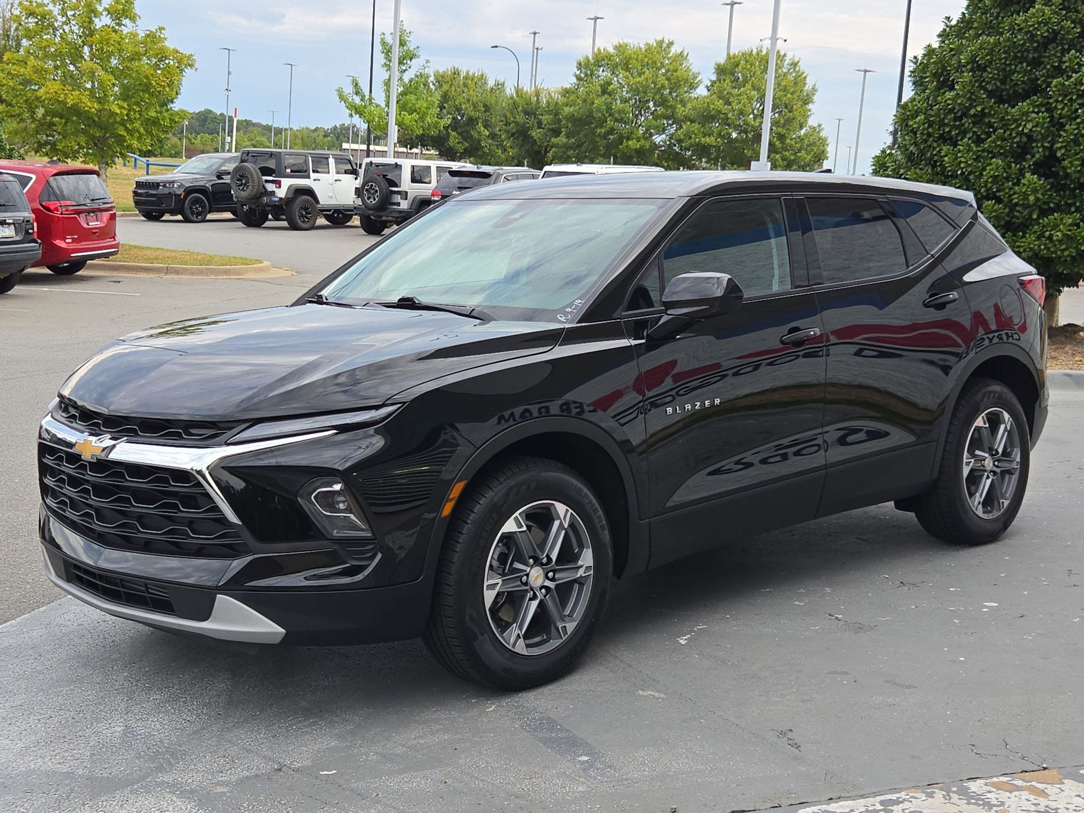 Used 2025 Chevrolet Blazer LT FWD image 3