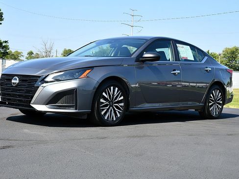 Used 2024 Nissan Altima 2.5 SV FWD image 3