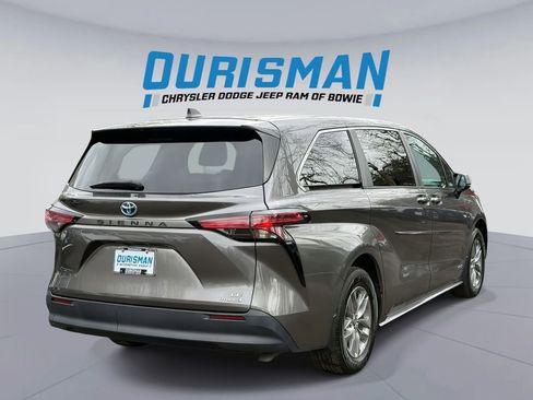 Used 2021 Toyota Sienna LE image 2