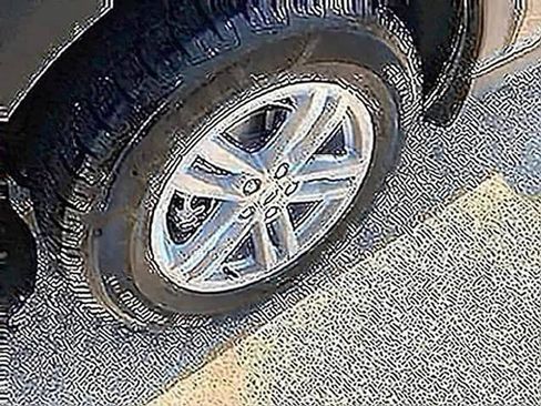 Used 2024 Ford Explorer XLT w/ Equipment Group 202A RWD image 3