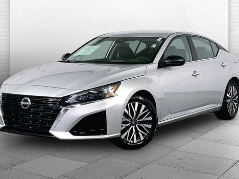 Used 2025 Nissan Altima 2.5 SV FWD image 12