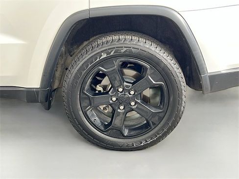 Used 2020 Jeep Grand Cherokee Laredo image 34