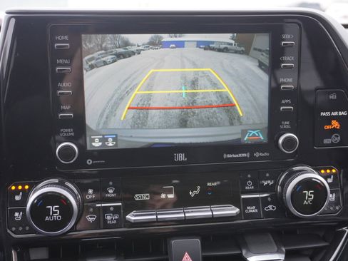 Used 2021 Toyota Highlander Limited image 16