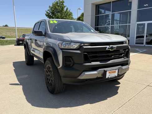 Used 2024 Chevrolet Colorado Trail Boss w/ Technology Package AWD/4WD image 2