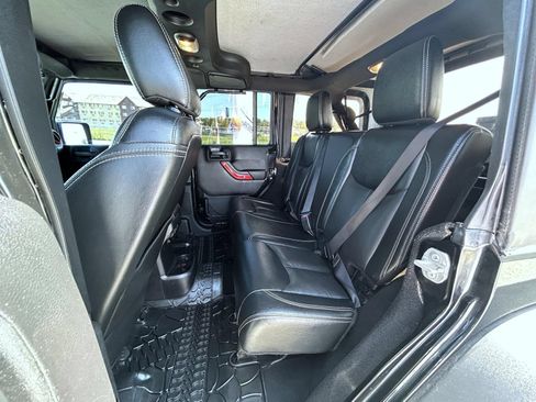 Used 2015 Jeep Wrangler Unlimited Rubicon AWD/4WD image 19
