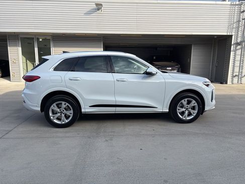 Used 2025 Audi Q5 Premium w/ Convenience Package image 4