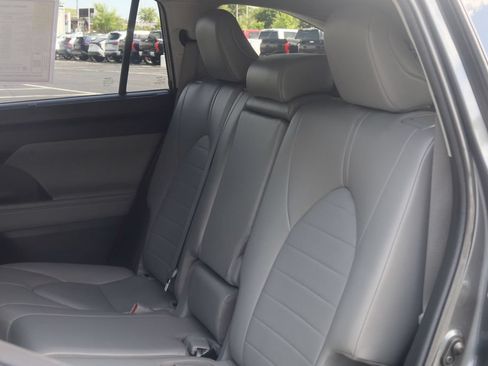 Used 2023 Toyota Highlander XLE AWD/4WD image 33