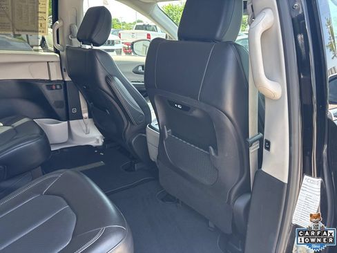 Used 2024 Chrysler Pacifica Touring-L FWD image 34