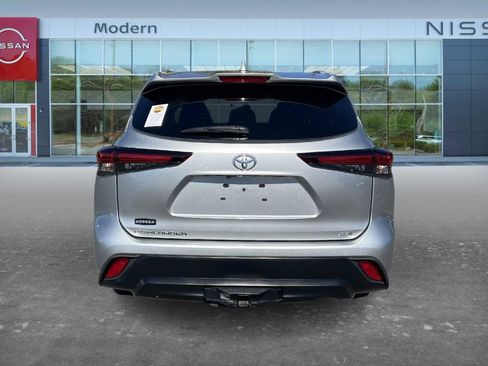 Used 2024 Toyota Highlander XLE FWD image 6
