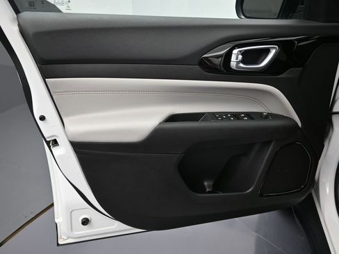 Used 2024 Jeep Compass Limited image 10