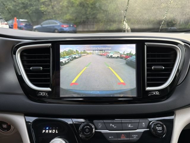 Used 2023 Chrysler Pacifica Touring-L FWD image 27