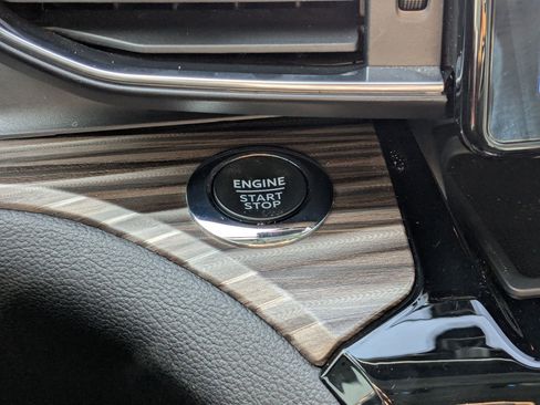 Used 2022 Ford Explorer Limited image 21