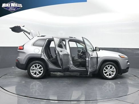 Used 2017 Jeep Cherokee Latitude FWD image 27