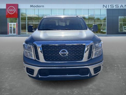 Used 2018 Nissan Titan SV w/ SV Convenience Package image 2