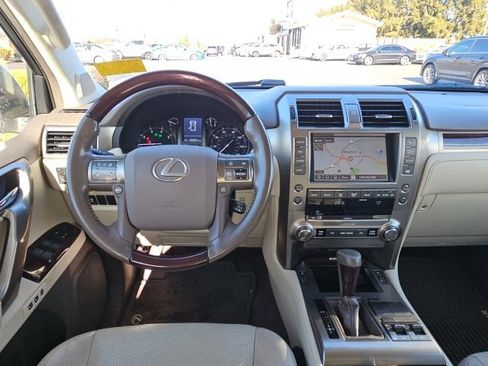 Used 2017 Lexus GX 460 image 2
