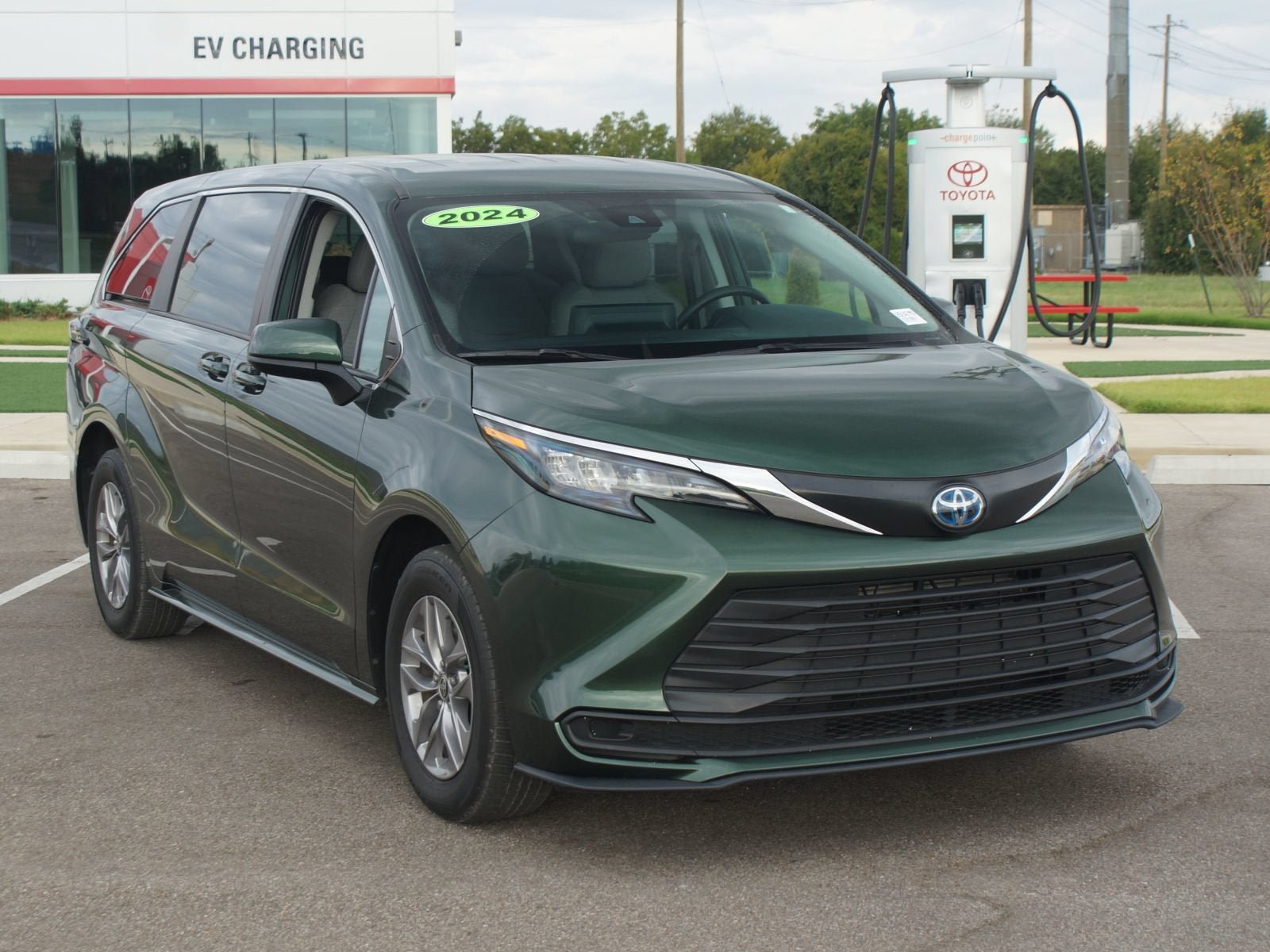 Used 2024 Toyota Sienna LE FWD image 2