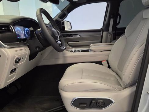 Used 2025 Jeep Wagoneer 4WD image 10