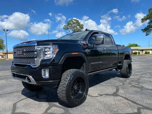 Used 2022 GMC Sierra 2500 Denali w/ Denali Black Diamond Edition image 2