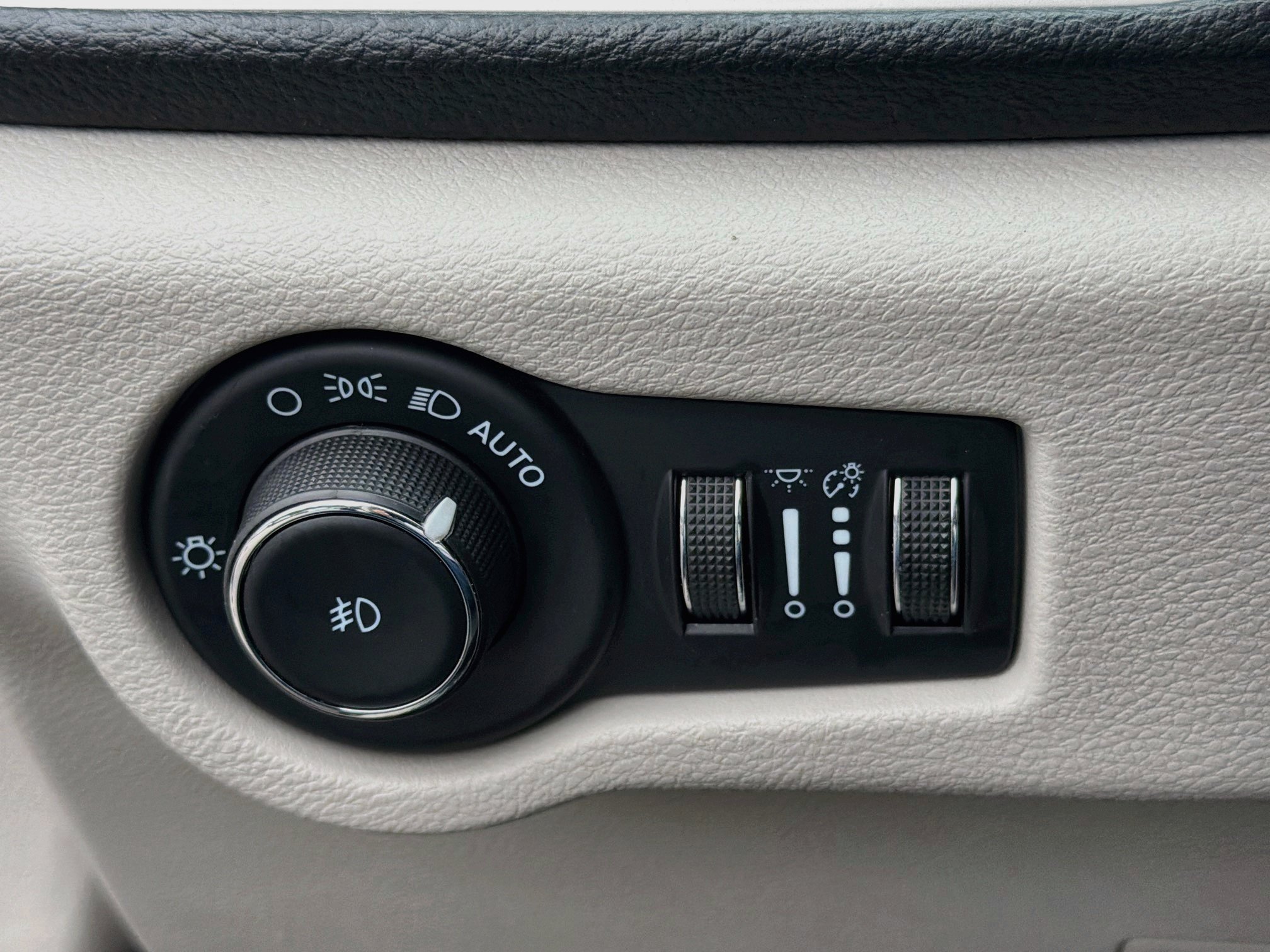 Used 2024 Chrysler Pacifica Limited FWD image 34