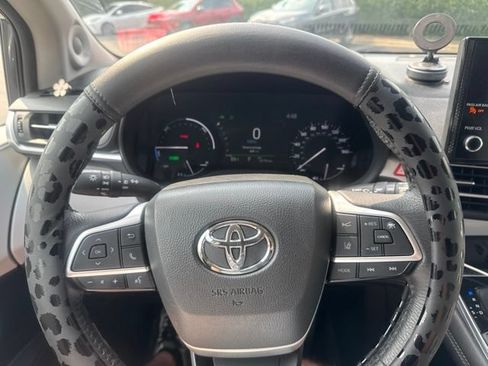 Used 2025 Toyota Sienna XLE w/ XLE Plus Package FWD image 12