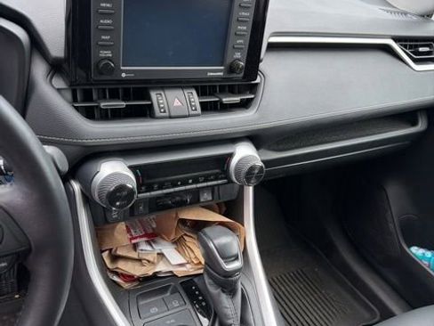 Used 2022 Toyota RAV4 XLE Premium image 4