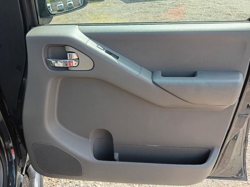 Used 2012 Nissan Frontier SV image 17