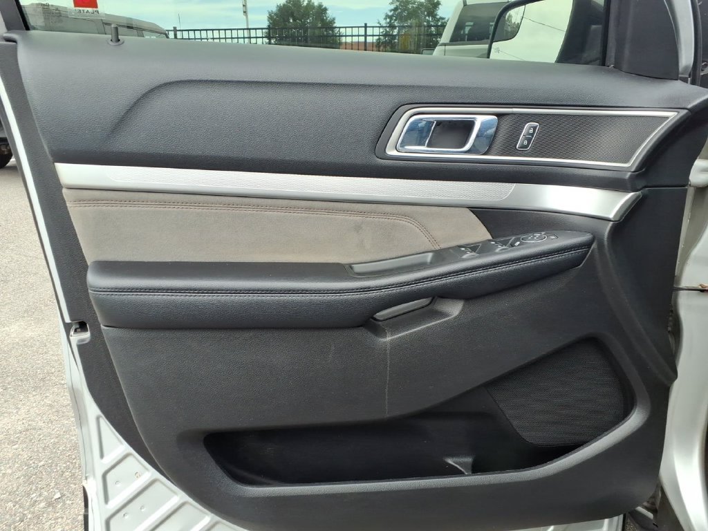 Used 2017 Ford Explorer XLT w/ Equipment Group 202A AWD/4WD image 23