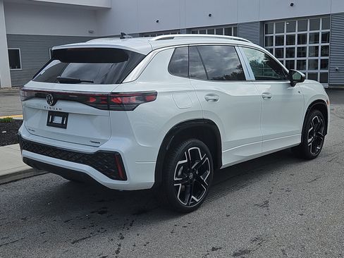 New 2026 Volkswagen Tiguan SEL R-Line image 2