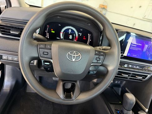 Used 2025 Toyota Camry LE image 27