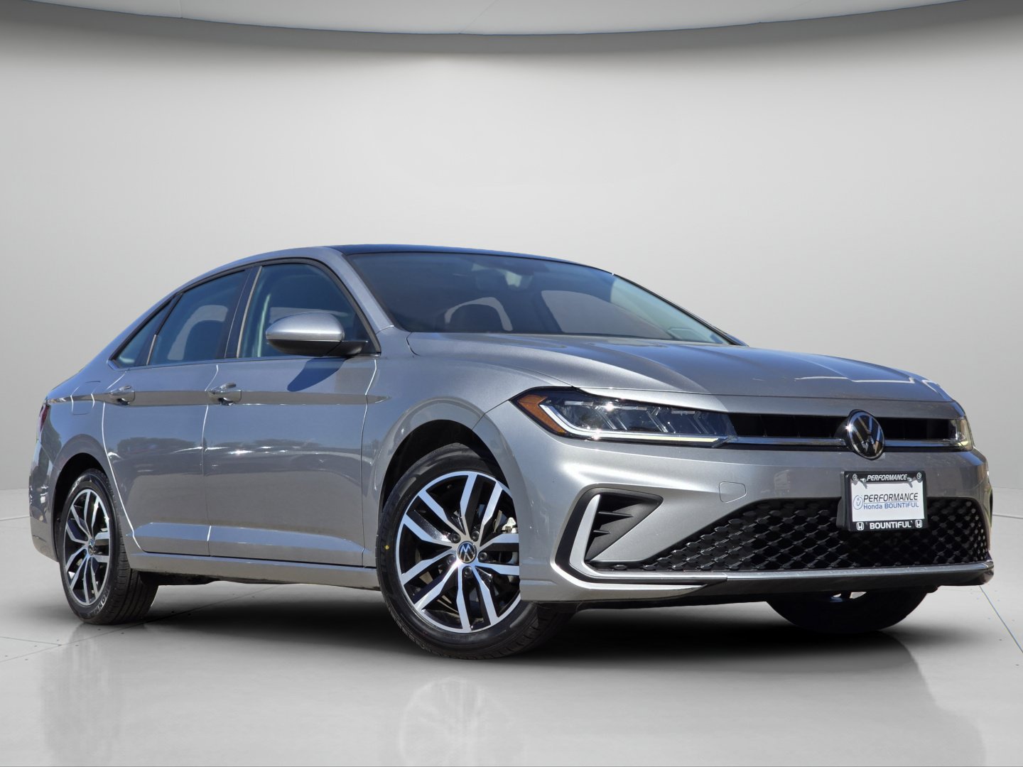 Used 2025 Volkswagen Jetta SE FWD image 2