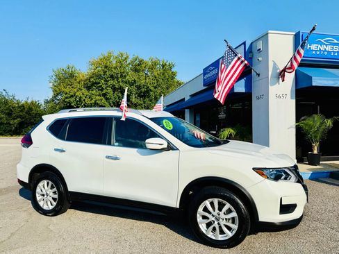 Used 2020 Nissan Rogue SV image 1
