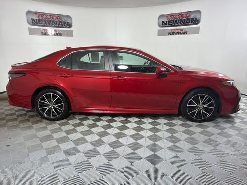 Used 2021 Toyota Camry SE image 2