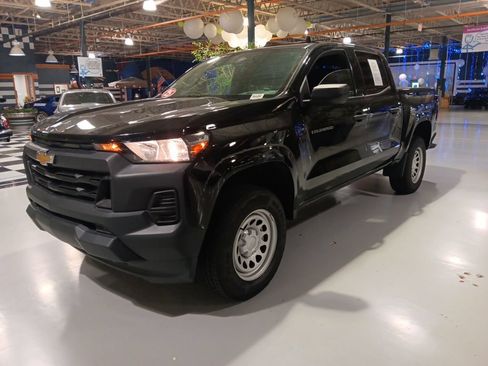 Used 2025 Chevrolet Colorado W/T AWD/4WD image 1