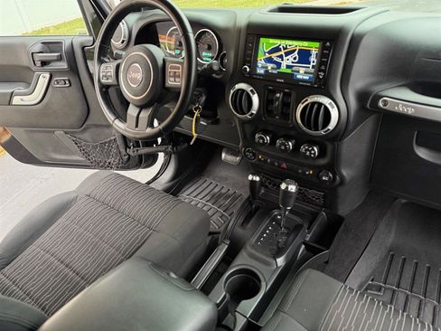 Used 2011 Jeep Wrangler Unlimited Rubicon w/ Connectivity Group image 22