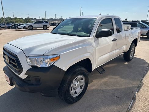 Used 2020 Toyota Tacoma SR image 3
