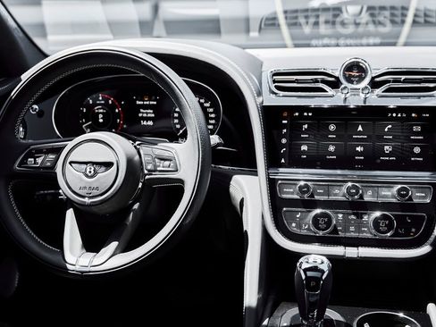 Used 2024 Bentley Bentayga AWD/4WD image 51
